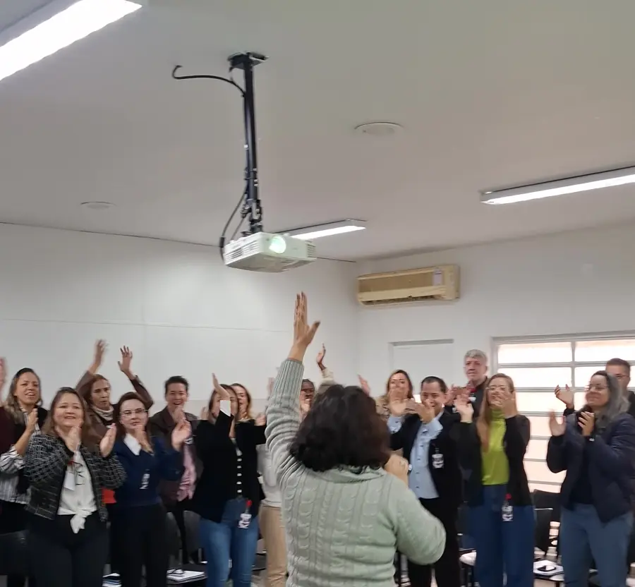 Turma aplaudindo de pé ao fim de uma dinâmica