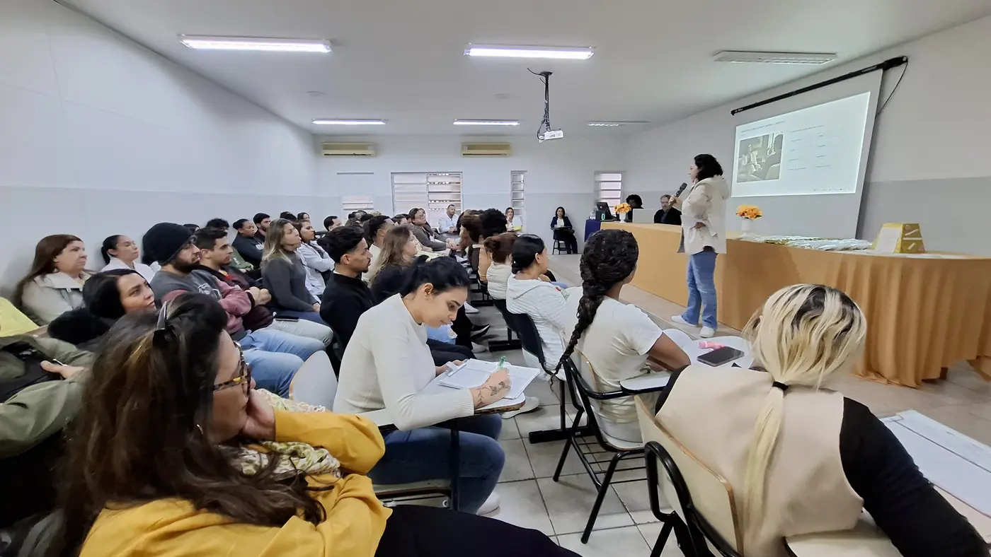Sala cheia de profissionais da saúde em treinamento